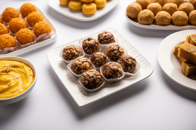 인도 달콤한 건조 과일과 견과류 에너지 laddu 또는 laddoo