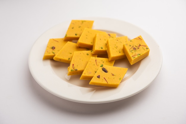 인도의 달콤한 음식 Badam Barfi 또는 Katli는 Almond Sweet burfi 또는 Mithai, barfee로도 알려져 있습니다.
