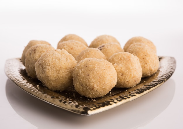 인도 달콤한 음식 코코넛 laddu 또는 nariyal laddoo, 선택적 초점