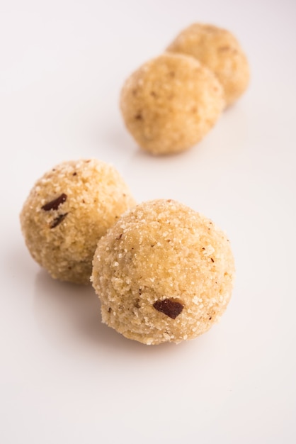 Foto cibo dolce indiano laddu di cocco o nariyal laddoo, messa a fuoco selettiva