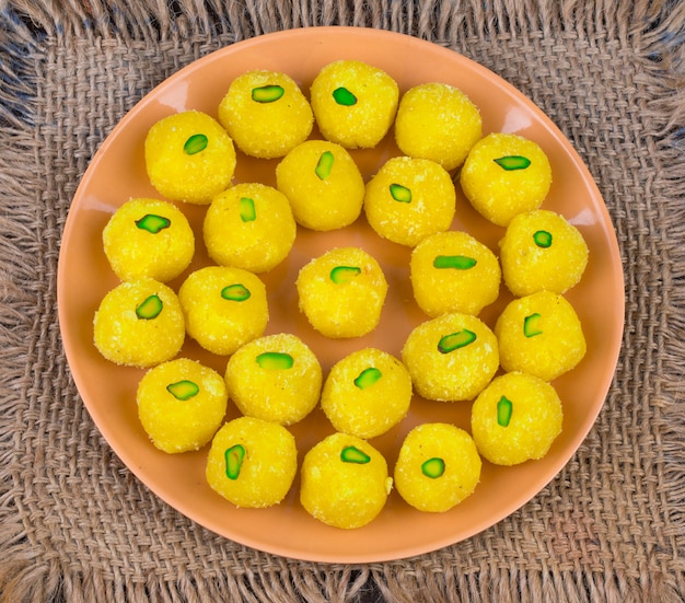 나무 배경에 인도 달콤한 음식 코코넛 Laddu