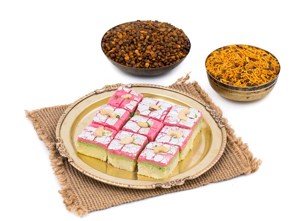 흰색 배경에 인도 달콤한 음식 Dryfruit Barfi