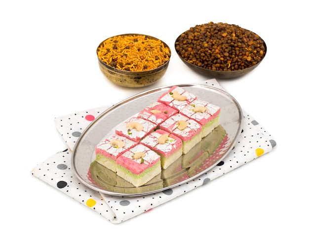 흰색 배경에 인도 달콤한 음식 Dryfruit Barfi