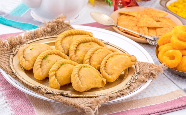 Индийская сладкая еда Gujiya