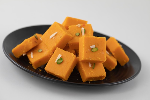 Индийская сладкая еда Mango Burfi Сделано из свежих манго