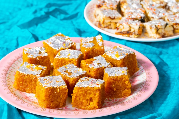 Indian Sweet Food Mung Dal Chakki met suikervrije droge vruchten