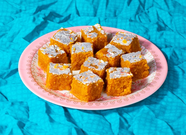 インドの甘い食べ物Mung Dal ChakkiまたはMoong Dal Barfi