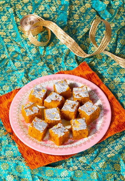 인도 달콤한 음식 Mung Dal Chakki 또는 Moong Dal Barfi