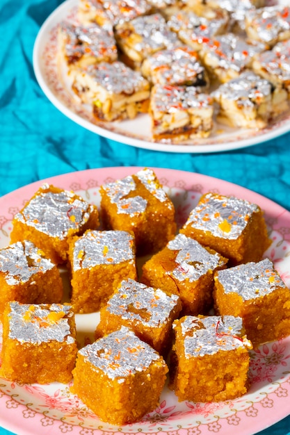 Индийские сладкие блюда Mung Dal Chakki с сухими фруктами без сахара