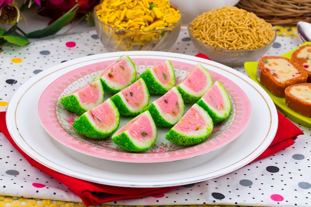 Photo indian sweet food watermelon shaped mawa barfi