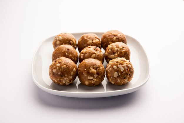 Индийский сладкий арахис ладу или мунгфали или арахисовое ладдо или ладду, приготовленные из жареного арахиса и пальмового сахара