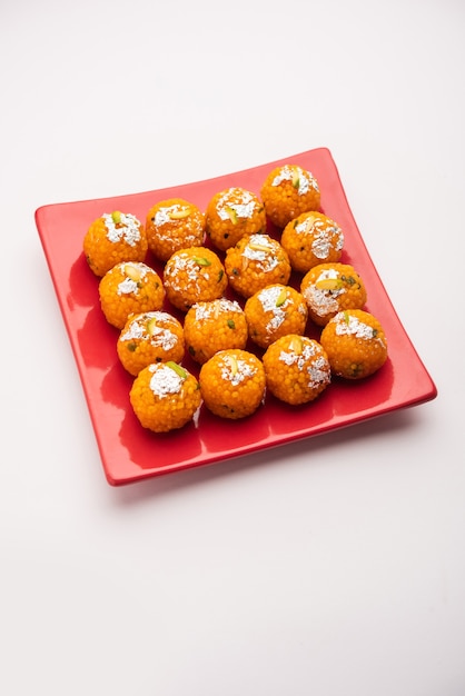 Индийский сладкий мотихур ладду или бунди ладду из грамма муки, очень маленькие шарики или бунди, которые обжариваются во фритюре и пропитываются сахарным сиропом перед тем, как сделать шарики.