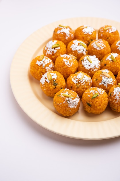 Индийский сладкий мотихур ладду или бунди ладду из грамма муки, очень маленькие шарики или бунди, которые обжариваются во фритюре и пропитываются сахарным сиропом перед тем, как сделать шарики.