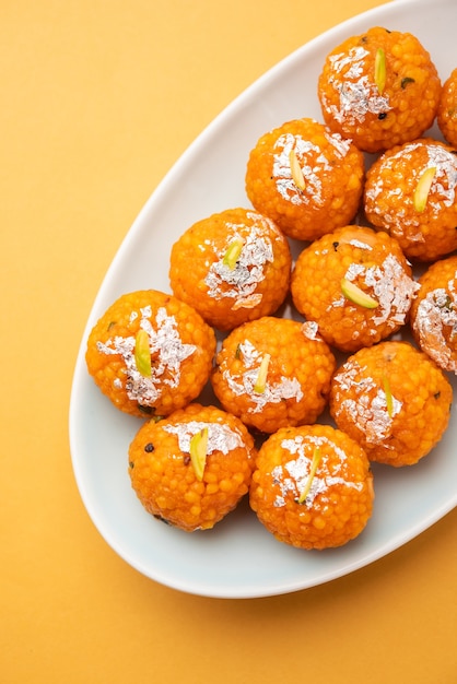 グラム粉で作られたインドの甘いモチクールラドゥーまたはブンディラドゥーは、ボールを作る前に揚げて砂糖シロップに浸した非常に小さなボールまたはブーンディです