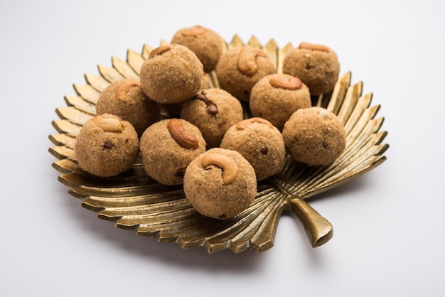 인도 스위트 라바 라두(Rava Laddu) 또는 라와 라두(Rawa Laddoo) 또는 수지 라두(suji ladoo)라고도 알려진 세몰리나 스위트 볼