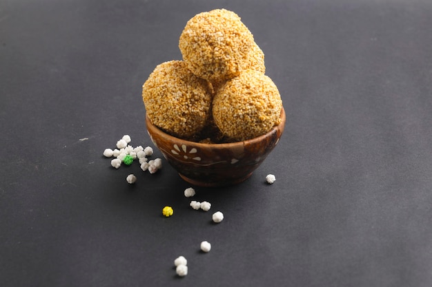 Photo indian sweet for traditional festival makar sankranti :rajgira laddu made from amaranth seed in bowl on white background.
