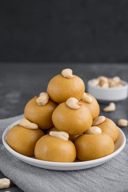 접시에 인도 과자 Besan Laddu 또는 Laddoo 버터 기름과 설탕을 곁들인 구운 병아리콩 가루