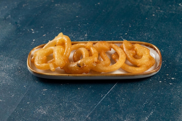 Photo indian sweets deep fired jalebi jilipi jilabi served in a dish isolated on background top view