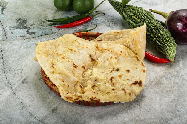 Foto tandoori indiano naan al pane con formaggio