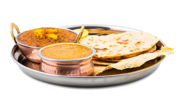 Photo indian thali food dal makhani on white background