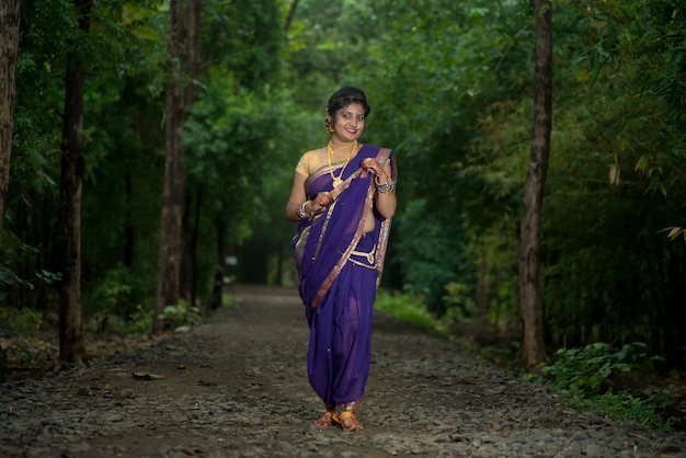 Indiana tradizionale bella ragazza in saree in posa all'aperto