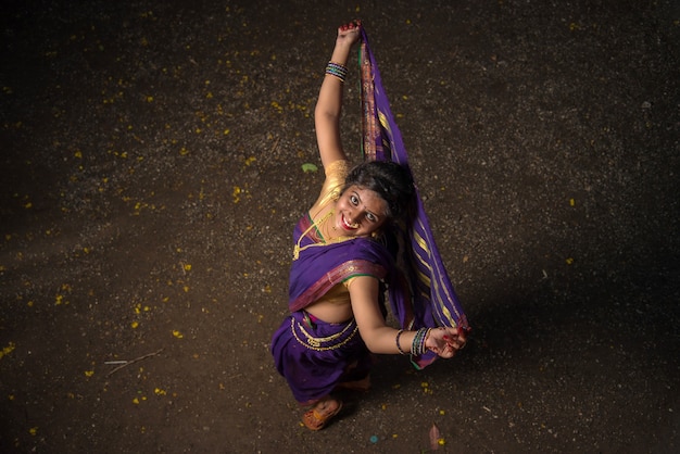 Foto indiana tradizionale bella ragazza in saree in posa all'aperto