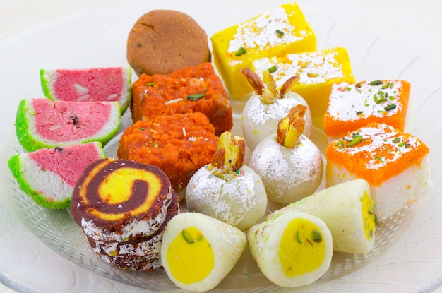 Индийская традиционная смесь сладких блюд
