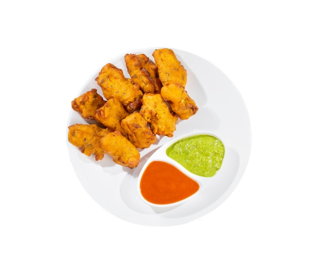 Фото Индийские традиционные закуски paneer pakora на белом фоне