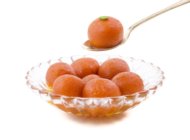 인도 전통 특별 달콤한 음식 Gulab Jamun 흰색 배경에 고립