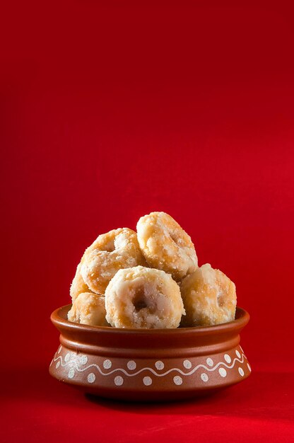 Photo indian traditional sweet food balushahi on a red background