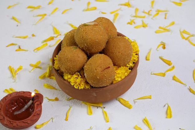 Foto cibo dolce tradizionale indiano besan ke laddu. preparato con farina di ceci, zucchero e burro chiarificato. festa indiana