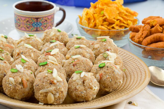 Индийская традиционная сладкая еда Urad Dal Laddu