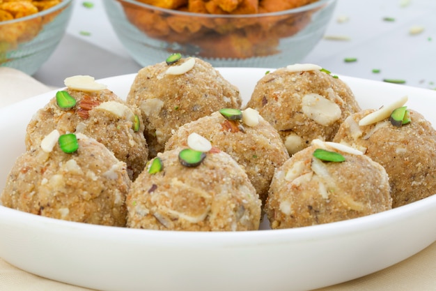 Индийская традиционная сладкая еда Urad Dal Laddu