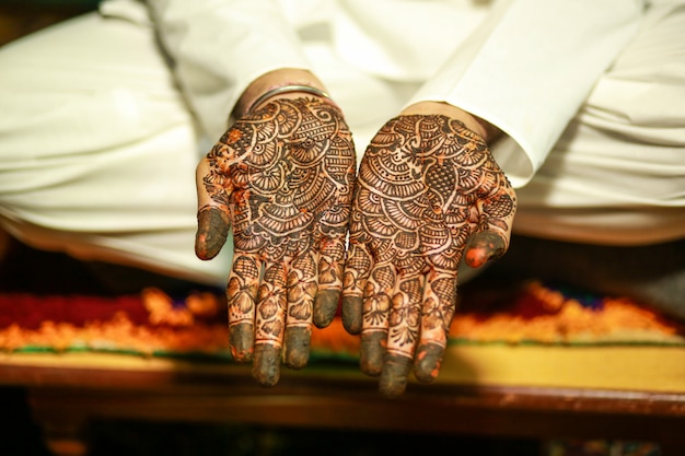 新郎の手にインドの伝統的な結婚式mehandi