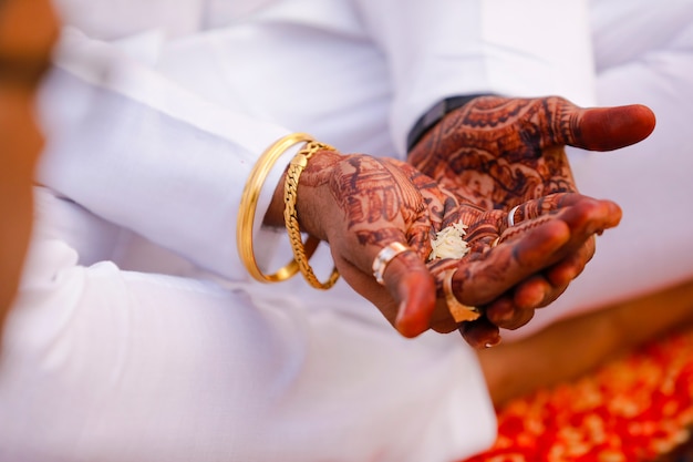 インドの伝統的な結婚式：新郎の手