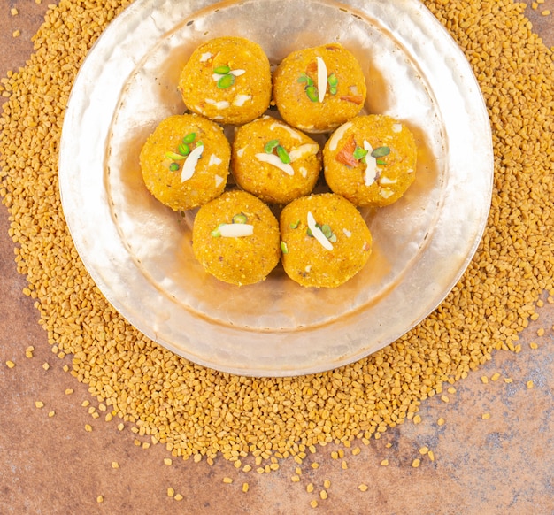 インドの伝統的な冬の甘い食べ物Methi Laddu