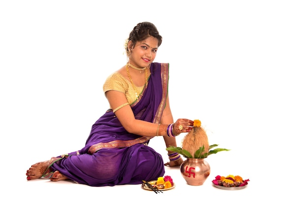銅カラッシュで崇拝を行うインドの伝統的な女性