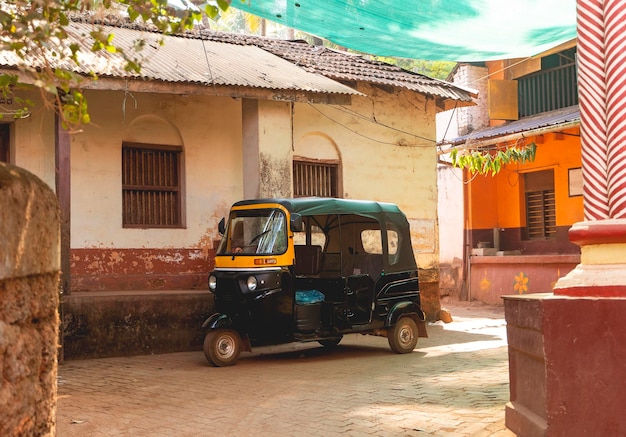 Foto tuk tuk indiano sulla strada di gokarna karnataka