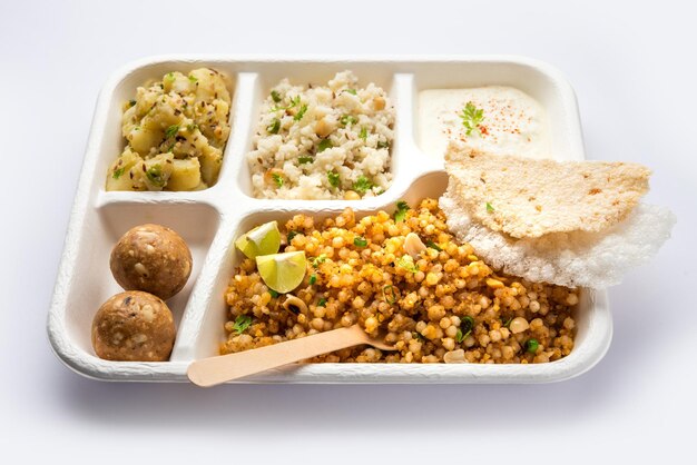 Индийское блюдо Upwas thali для постной еды или thali для доставки на дом или посылки на вынос для любого Vrat