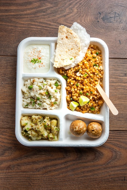 인도 Upwas Thali 단식 음식 접시 또는 집 배달 또는 테이크아웨이 파셀을위한 Thali