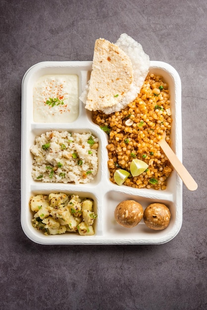 인도 Upwas Thali 단식 음식 접시 또는 집 배달 또는 테이크아웨이 파셀을위한 Thali