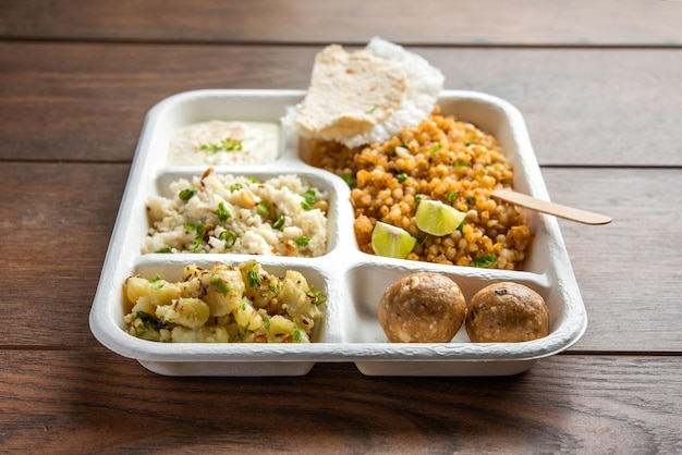 Индийское блюдо Upwas thali для постной еды или thali для доставки на дом или посылки на вынос для любого Vrat