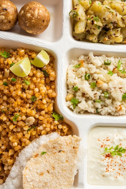 인도 Upwas Thali 단식 음식 접시 또는 집 배달 또는 테이크아웨이 파셀을위한 Thali