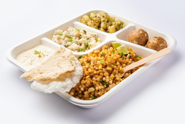 인도 Upwas thali 금식 음식 플래터 또는 가정 배달을 위한 thali 또는 모든 Vrat용 테이크아웃 소포