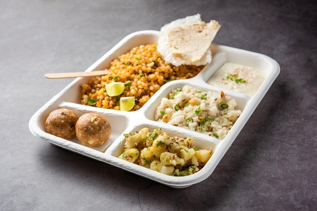 인도 Upwas thali 금식 음식 플래터 또는 가정 배달을 위한 thali 또는 모든 Vrat용 테이크아웃 소포