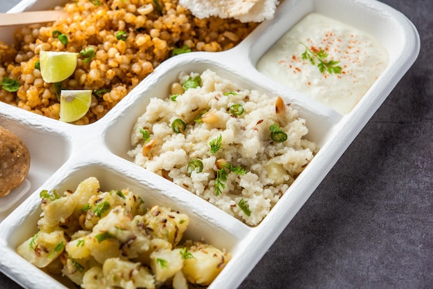 Indian upwas thali piatto di cibo a digiuno o thali per la consegna a domicilio o pacco da asporto per qualsiasi vrat