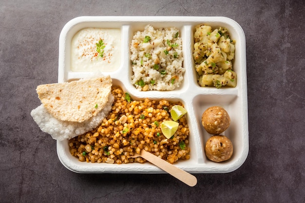 인도 Upwas thali 금식 음식 플래터 또는 가정 배달을 위한 thali 또는 모든 Vrat용 테이크아웃 소포