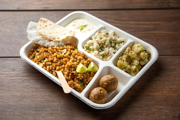 インドの Upwas thali 断食料理の盛り合わせまたは宅配用の thali または任意の Vrat の持ち帰り小包