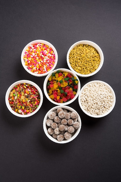 Photo indian variety of traditional mouth freshener in white ceramic bowls, selective focus