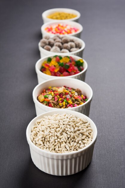 Photo indian variety of traditional mouth freshener in white ceramic bowls, selective focus